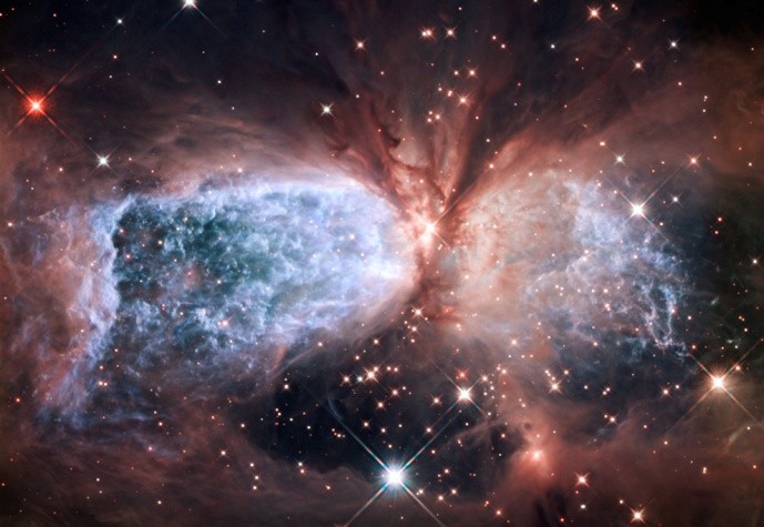 24. Với đôi cánh dang rộng , Sharpless 2-106 (còn được gọi là Sh-106 hay S106) đã để lại dấu ấn mạnh bằng bức hình tuyệt đẹp. Tinh vân này xuất hiện trong vùng biệt lập của thiên hà Milky Way. Hai đôi cánh khí siêu mỏng phát sáng màu xanh và kéo dài ra ngoài từ phía sao trung tâm. Một vòng bụi và khí bao quanh ngôi sao giống như vành đai , mở rộng thành hình “ đồng hồ cát”.