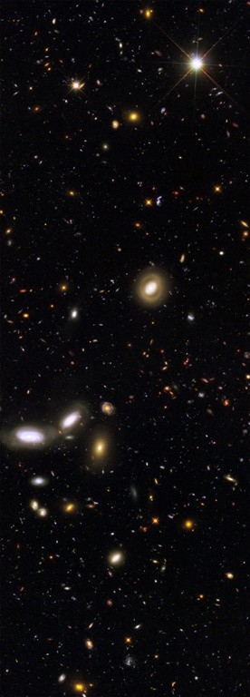 25. Hơn 12 tỷ năm lịch sử vũ trụ đã được thể hiện trong bức tranh toàn cảnh lấp lánh đầy màu sắc của hàng ngàn thiên hà trong từng giai đoạn khác nhau cùng tụ hội này.Có những thiên hà gần nhất, nhìn thấy rõ nhất tồn tại cách đây 1 tỷ năm và những thiên hà xa nhất cũng xuất hiện hơn 13 tỷ năm trước đây.