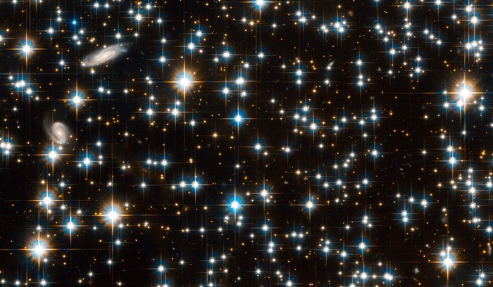 5. Những vì tinh tú Hình ảnh quan sát qua ống kính Hubble là một phần trong dải ngân hà NGC 6791 gồm nhiều ngôi sao lấp lánh, là một nhóm những ngôi sao già thuộc chòm sao Lyra. Phía trên bên trái là hai dải thiên hà.