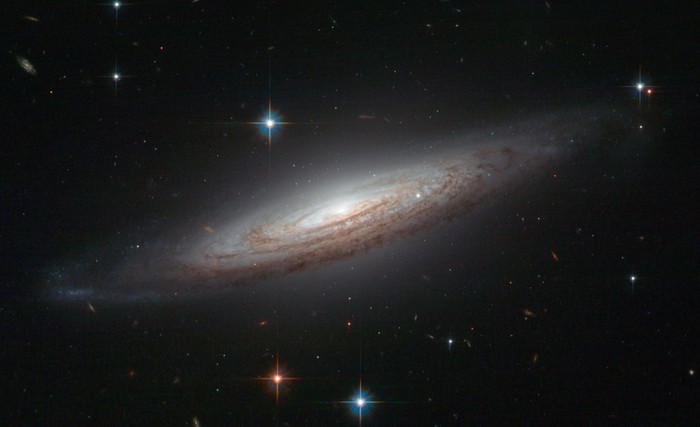 7. Cấu trúc xoắn ốc hoàn hảo với chi tiết đẹp mắt của dải thiên hà NGC 634 hiện lên lên thật sắc nét trong bức ảnh này. Thiên hà xoắn ốc này được phát hiện vào thế kỷ 19 bởi nhà thiên văn người Pháp có tên Édouard Jean-Marie Stephan nhưng mãi đến năm 2008 nó mới trở thành mục tiêu quan sát chính do sự biến mất của một ngôi sao khổng lồ màu trắng . NGC 634 cách trái đất 250 triệu năm ánh sáng.
