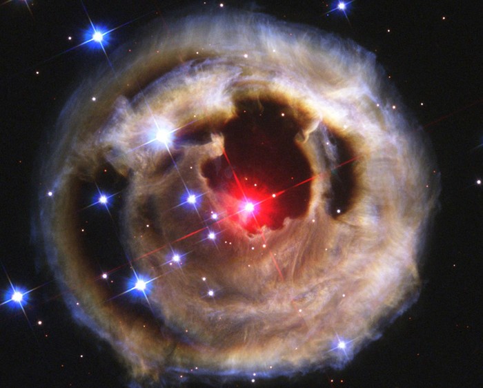 8. Năm 2002, một ngôi sao mờ đục trong chòm sao vô danh bỗng nhiên trở lên sáng hơn gấp 600.000 lần so với mặt trời và trở thành ngôi sao sáng nhất trong dải thiên hà Miky Way. Ánh sáng lóe lên từ ngôi sao kỳ lạ lan truyền vào không gian, bị chặn lại bởi các lớp vỏ bụi đã tạo lên một bức ảnh đặc biệt. Ngôi sao này có tên gọi V838 Monocerotis. Các nhà quan sát của NASA gọi hiện tượng này là “ phản xạ ánh sáng”.