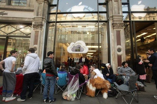Những người chầu chực trước cửa Apple Store ... đợi mua sản phẩm mới