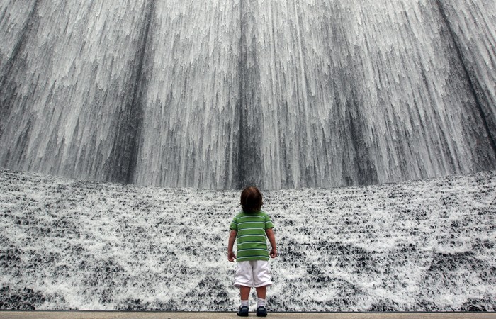 Cậu bé Elliott Buckleair, 3 tuổi, đứng xem thác nước nhân tạo Williams Tower Waterfall ở công viên Gerald D. Hines Waterfall Park, Houston, 13/03/2012.