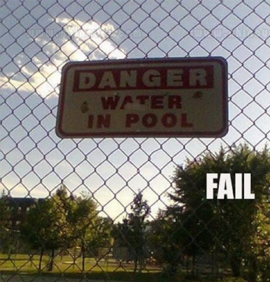 Nguy hiểm! Có nước ở bể bơi...