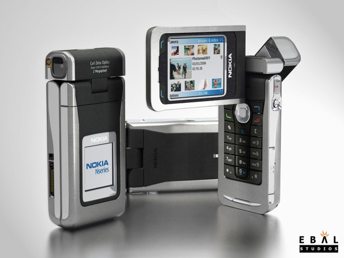 6. Nokia N90 Không cần giới thiệu gì thêm, thiết kế của N90 thực sự khiến người ta phải chú ý. Một trong những tính năng khiến N90 trở nên đặc biệt với người dùng chính là khả năng bắt chước thiết kế của một chiếc máy quay thông qua việc màn hình có thể xoay được 270 độ cho phép chiếc điện thoại này có thể sử dụng được như một chiếc máy quay phim hay chụp ảnh mini.
