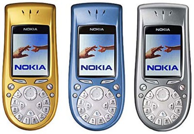 9. Nokia 3600 Được coi là người tiên phong trong nhiều lĩnh vực, Nokia 3600 là một trong những thiết bị đáng nhớ nhất của hãng điện thoại Phần Lan. Đây là chiếc điện thoại S60 đầu tiên có mặt tại thị trường Bắc Mỹ. Ấn tượng hơn nữa, nó cũng là chiếc điện thoại đầu tiên có tích hợp camera. Ngoài ra, Nokia còn quyết định thiết kế một bàn phím đặc biệt dạng vòng tròn cho 3600 để phục vụ tốt hơn cho nhu cầu nhắn tin của người dùng.