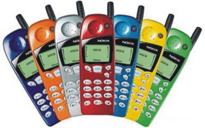 10. Nokia 5110/5165 Khi nhớ về những chiếc điện thoại xuất hiện vào thời điểm cuối những năm 90 và đầu năm 2000, chắc chắn rằng người ta sẽ nhớ đến Nokia 5110/5165. Tuy trông giống như một viên gạch nhưng nó lại thu hút người dùng ở rất nhiều tính năng khác nhau như độ bền cao, bắt sóng tốt cùng khả năng thay đổi màu sắc linh hoạt.
