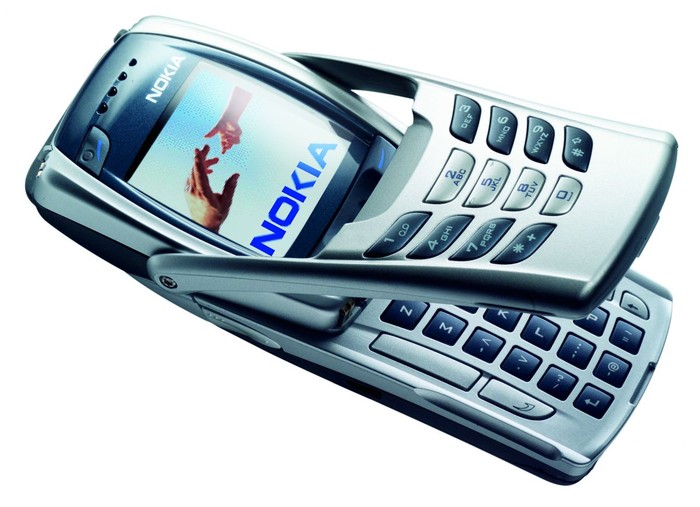 8. Nokia 6800 Được ví như tắc kè hoa, Nokia 6800 thực sự là một chiếc điện thoại biến hình tài ba. Trước khi ra mắt sản phẩm này, Nokia chủ yếu thiết kế các mẫu điện thoại dạng thanh nhưng với Nokia 6800, Nokia đã cho người dùng thấy sự sáng tạo của mình bằng một thiết kế bàn phím QWERTY có thể gập ra gập vào rất linh hoạt. Ngay khi vừa ra mắt, chức năng nhắn tin linh hoạt đã khiến 6800 trở nên nổi bật so với những sản phẩm khác.