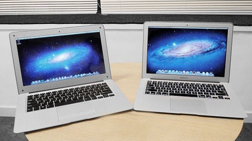 Máy tính xách tay mang tên AirBook nhái MacBook Air của Apple có điểm mỏng nhất là 5 mm và giá bán rẻ hơn một nửa. Sản phẩm dùng lớp vỏ ngoài làm bằng chất liệu nhựa, được sơn màu bạc trông như kim loại và có trọng lượng 1,4 kg, nặng hơn một chút so với hàng xịn (1,35 kg). Cấu hình của laptop nhái đạt mức trung bình, tích hợp chip Atom lõi kép tốc độ 1,8 GHz, RAM 4 GB, cổng mini HDMI và chạy hệ điều hành Windows 7.