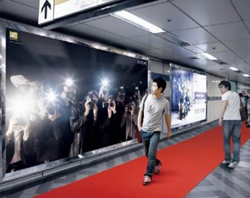 8. Dù bạn không nổi tiếng nhưng ai cũng phải ngước nhìn Ở bến xe điện ngầm thủ đô Seoul - Hàn Quốc, một lối dẫn đến trung tâm mua sắm đồ điện tử có tấm porter vô cùng hút mắt. Vì mỗi lần nhìn vào bạn có cảm giác mình đang nổi tiếng và có nhiều phóng viên đang chen nhau chụp ảnh của bạn.