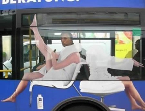 6. Chân dài tới nách chưa chắc đã mừng Một hãng quảng cáo kem dưỡng da đã cho dán quảng cáo ngộ nghĩnh thế này trên xe bus, tuy nhiên có lẽ chỉ phụ nữ thích thôi, đàn ông chẳng may bị người thân nhìn thấy mình trong bộ dạng "gợi cảm" thái quá thế này thì ê mặt quá!