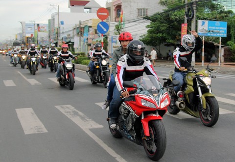 Đoàn mô tô phân khối của các câu lạc bộ đi qua các tuyến phố tại Long Xuyên.