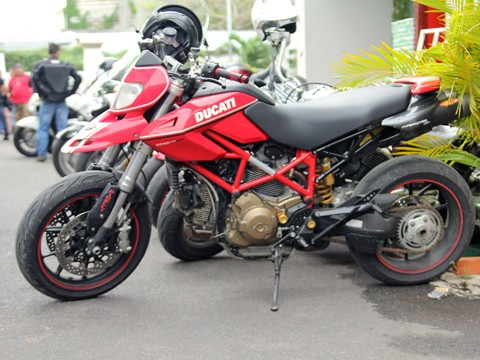 Một chiếc Ducati Hypermotard 1100.