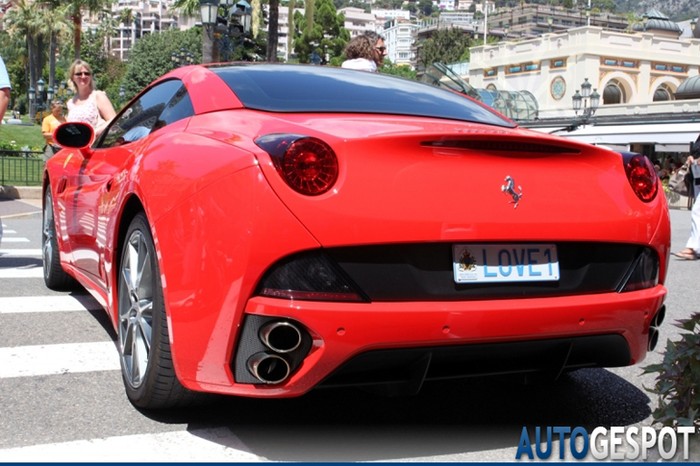 2.Ferrari California Thông số cơ bản: Tốc độ tối đa: 310 km/h Tăng tốc từ 0-100 km/h 4.00 s Trọng lượng1775 kg