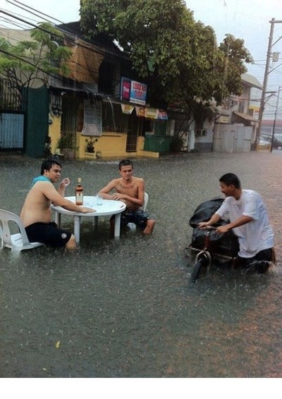 Đúng nghĩa " ăn chơi sợ gì mưa rơi"