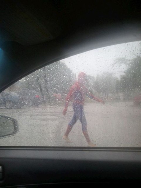 Chỉ khi mưa bão, Người Nhện mới dạo phố ngoài đường.