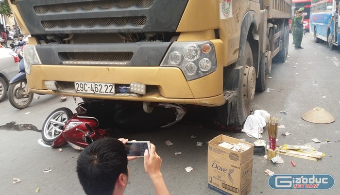 Vụ tai nạn thương tâm do xe quá tải gây ra trên đường Phạm Hùng, đoạn đối diện với bến xe Mỹ Đình.