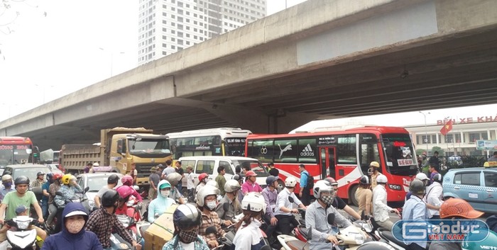 Vụ tai nạn khiến giao thông hỗn loạn trên đường Phạm Hùng