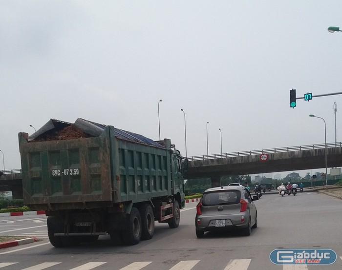 Một trong số hàng chục xe quá tải vẫn đang hoành hành trên đường Phạm Hùng và một số tuyến đường gần đó. Ảnh Diệu Hiền.