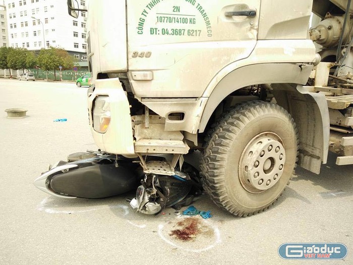 Vụ tai nạn trên đường Dương Đình Nghệ xảy ra vào khoảng 8h sáng ngày 20/04/2016 khiến một người gẫy chân và xương quai xanh. Ảnh CTV cung cấp.