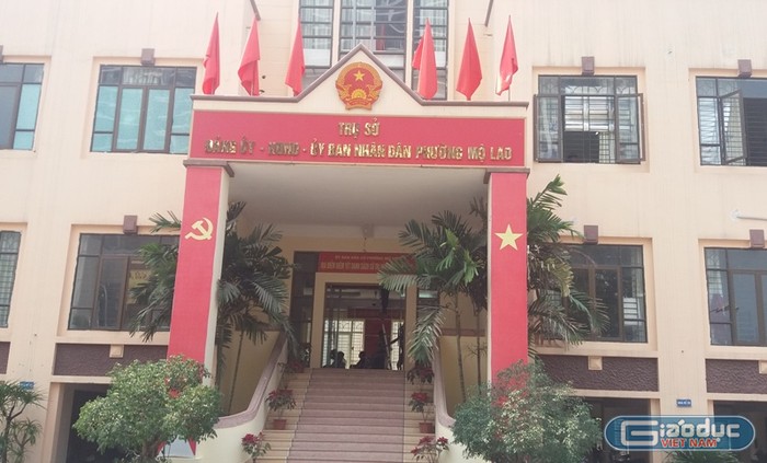 Trụ sở làm việc của UBND phường Mộ Lao chỉ cách công trình vi phạm có vài chục mét nhưng việc xử lý vẫn không được thực hiện. Ảnh Bảo Nam.