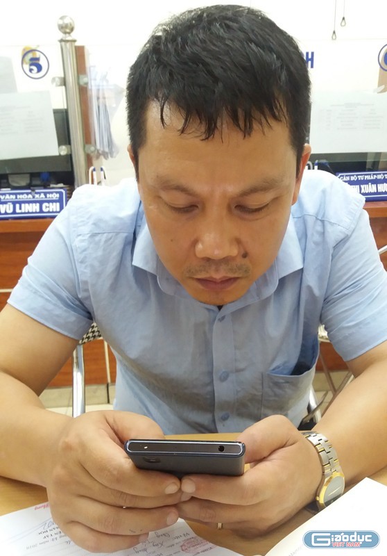 Ông Nguyễn Song Toàn, Phó chủ tịch phường Phố Huế tại buổi làm việc với phóng viên. Ảnh Bảo Nam.