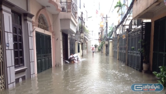 Mỗi khi mưa xuống, cả tổ 44, phường Yên Hòa lại ngập chìm trong biển nước. Ảnh do người dân cung cấp.