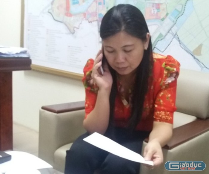 Bà Đồng Thị Như Hoa, Phó Ban bồi thường GPMB quận Hoàng Mai trong buổi làm việc với phóng viên. Ảnh Trần Việt.