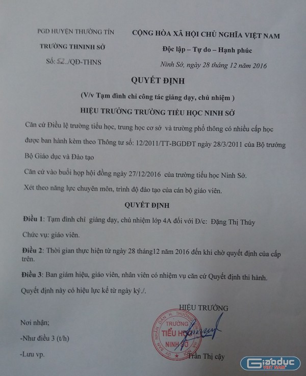 Quyết định tạm đình chỉ giảng dạy, giáo viên chủ nhiệm đối với cô Đặng Thị Thúy của Trường tiểu học Ninh Sở. Ảnh Trần Việt.