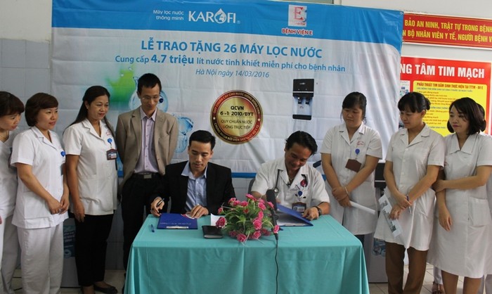 Đại diện Bệnh viện E, Hà Nội nhận 26 máy lọc nước do doanh nghiệp trao tặng.