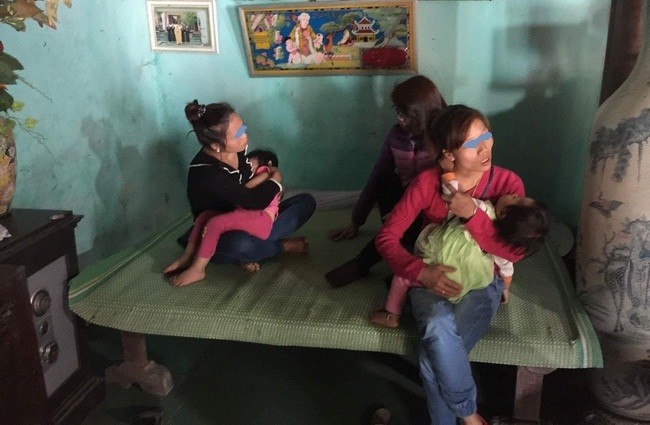 Gia đình cháu bé bị cô giáo nhốt và quên trong nhà vệ sinh tại Trường mầm non Hương Sơn, Mỹ Đức, Hà Nội. Ảnh vtv.vn