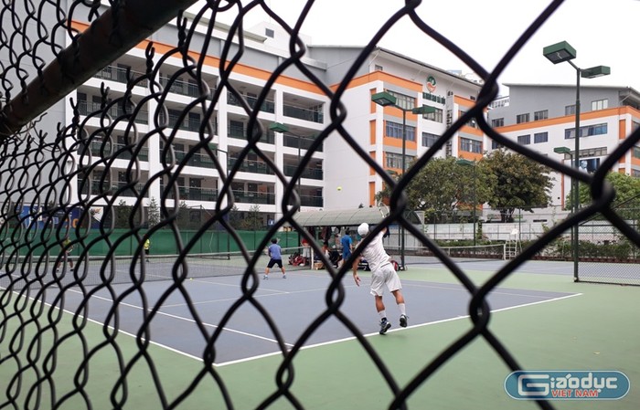 Sân tennis vẫn hoạt động trong giờ học với đông người lớn đang chơi. Ảnh Mai Hồ.