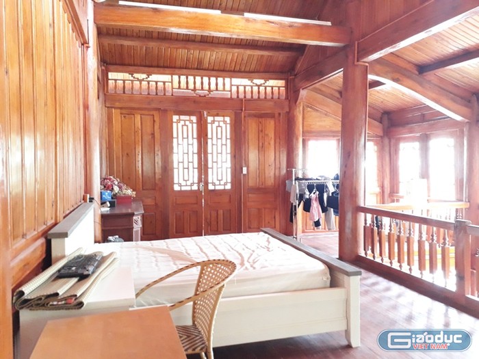 Ngôi nhà sàn bằng gỗ được UBND quận Thanh Xuân chấp thuận cho phép lắp đặt tạm để làm giáo cụ trực quan, phòng truyền thống phục vụ công tác giáo dục của nhà trường nhưng nay đang được bố trí như nhà ở, nơi sinh hoạt cho hộ gia đìnhở thành thị. Ảnh Mai Hồ.