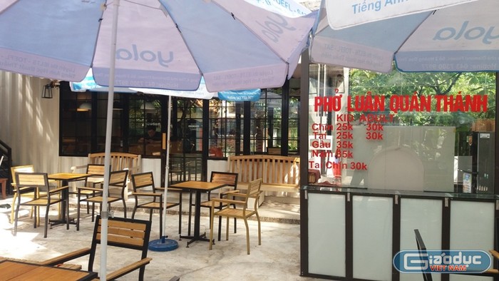 Quán cà phê, kết hợp nhà hàng cũng đang mọc trên diện tích đất của nhà trường. Ảnh Linh Chi