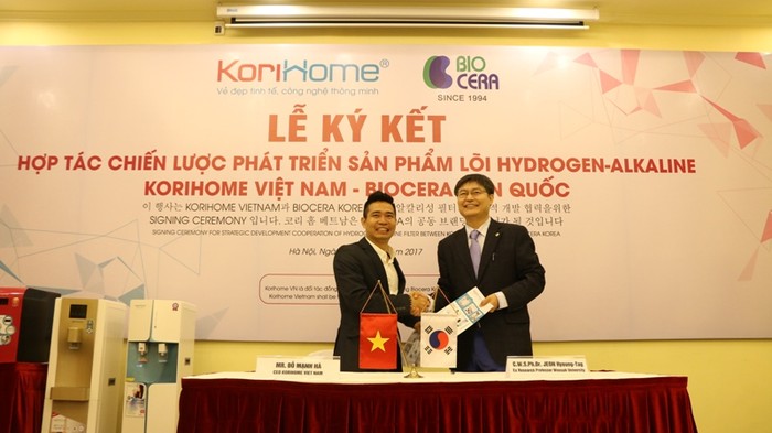 Ông Đỗ Mạnh Hà, Tổng Giám đốc Công ty Cổ phần Korihome Việt Nam và Giáo sư - Tiến sĩ Jeon ký kết hợp tác chiến lược phát triển sản phẩm lõi Hydrogen Alkaline. Ảnh An Nhiên.