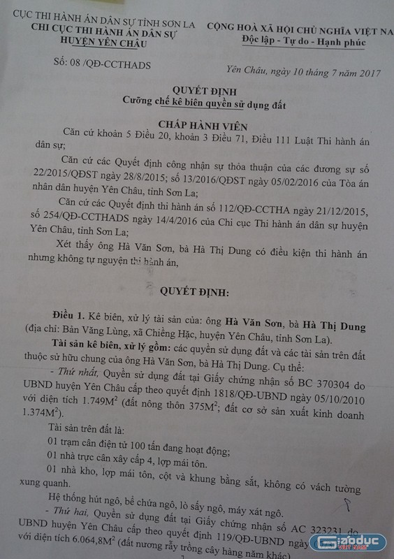 Quyết định cưỡng chế kê biên tài sản của Chi cục Thi hành án dân sự huyện Yên Châu gửi đến gia đình ông Hà Văn Sơn. Ảnh Trần Việt.