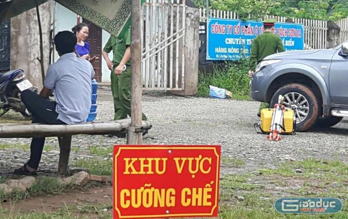 Biển thông báo khu vực cưỡng chế thi hành án tại nhà ông Hà Văn Sơn ngày 20/07/2017. Ảnh Trần Phúc.