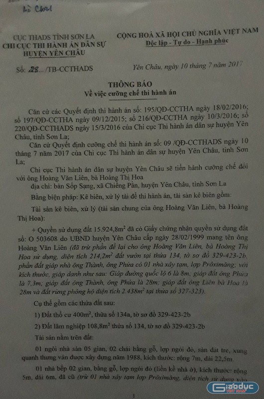 Thông báo tổ chức cưỡng chế thi hành án đối với gia đình ông Hoàng Văn Liên, bà Hoàng Thị Hoa do Chi cục Thi hành án dân sự huyện Yên Châu gửi tới bà Chinh. Ảnh Trần Việt.
