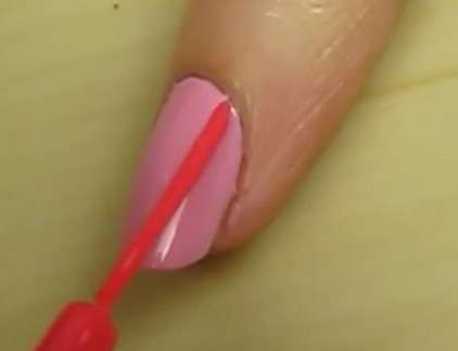 Bước 6: dùng sơn màu hồng đậm cũng tạo các sọc như ở ngón giữa