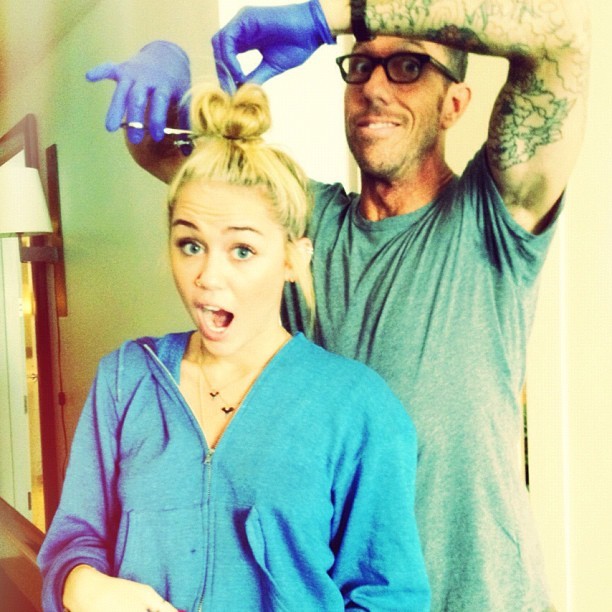 Một số hình ảnh về quá trình "xuống tóc" của Miley Cyrus đã được đăng tải lên tài khoản tweeter của cô