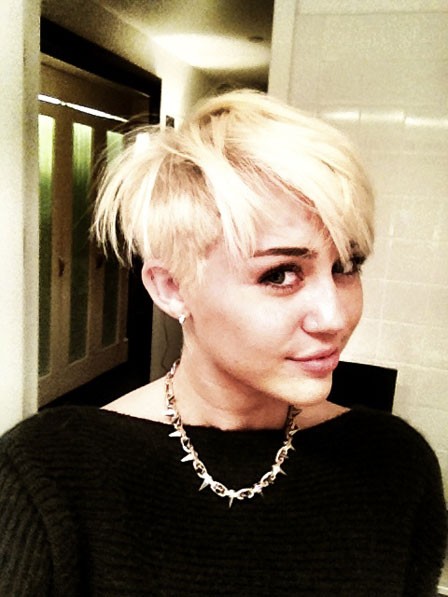 Chia sẻ trên tài khoản tweeter của mình, Miley bộc lộ sự hưng phấn cực độ: "Tôi chưa bao giờ cảm thấy là chính mình hơn lúc này... Tôi cảm thấy vô cùng hạnh phúc"
