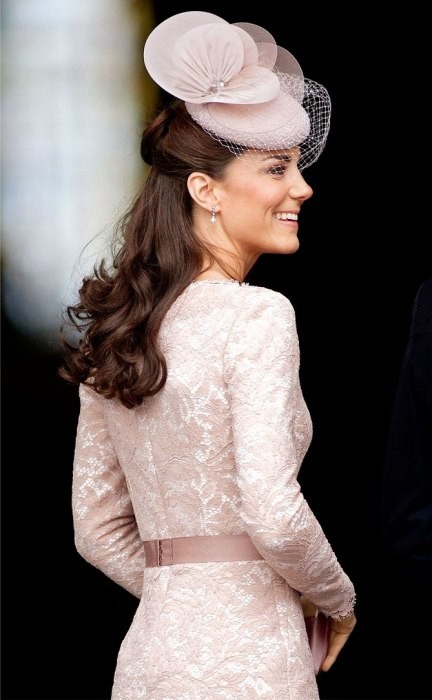 Tiếp tục khẳng định phong cách thời trang của mình, bộ váy thứ 2 của công nương Kate Middleton đã lọt vào danh sách những bộ váy đẹp nhất năm 2012