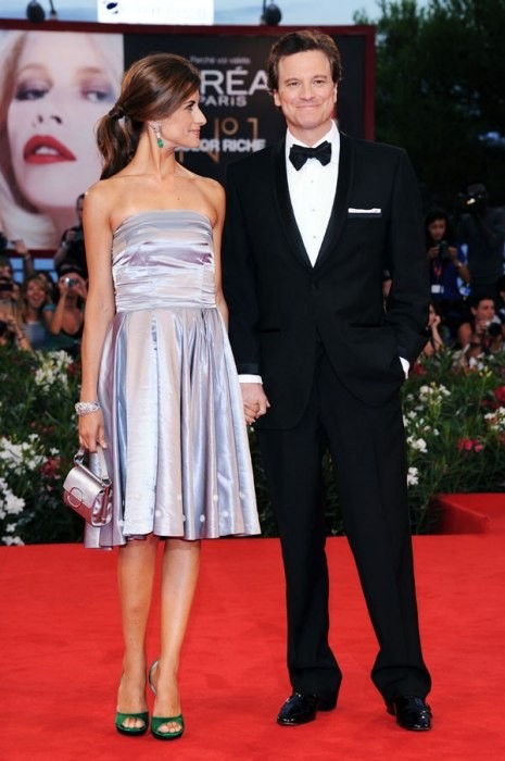 Cặp đôi Colin và Livia tình cảm trên thảm đỏ. Livia đằm thắm trong chiếc váy tím đơn giản mà sang trọng thật xứng đôi với nam tài tử Colin Firth