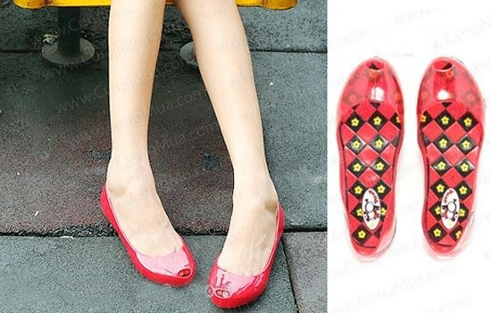 Những đôi giày này thường được làm bằng chất liệu nhựa dẻo và hở mũi để tránh đọng nước trong giày