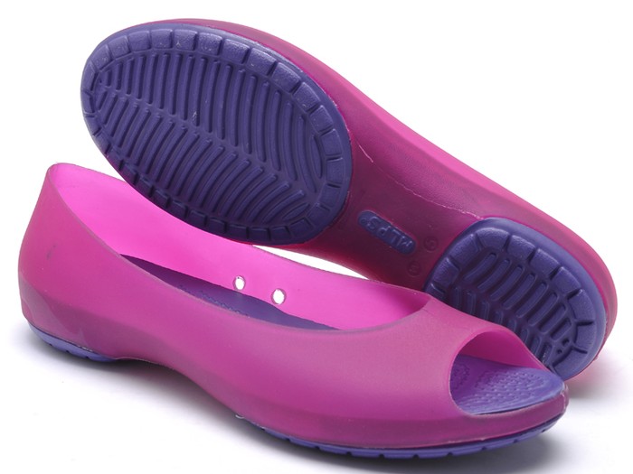 Đây là mẫu giày mà các chị em phụ nữ không nên bỏ qua bởi sự thích hợp của nó đối với thời tiết ở Việt Nam