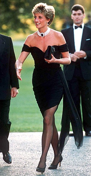 Công nương Diana trong chiếc váy minidress của nhãn hiệu Christina Stambolian. Ngay ngày hôm sau, tất cả các trang nhất của báo chí nước Anh đều đồng loạt đưa tin và bình chọn cho nét duyên dáng và tự tin ở tuổi 32 này của Công nương.