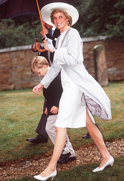 Công nương xuất hiện tại một tiệc cưới ở nước Anh với kiểu trang phục truyền thống với chiếc mũ dành cho đám cưới của nước Anh.