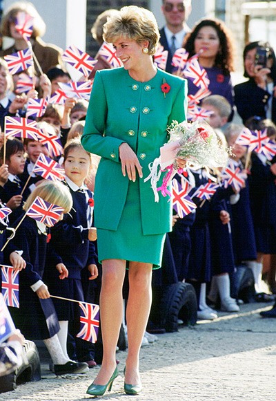 Đến thăm trường học Anh tại Seoul – Hàn Quốc, Công nương đã lựa chọn bộ trang phục xanh cùng màu với đôi giày cao gót.