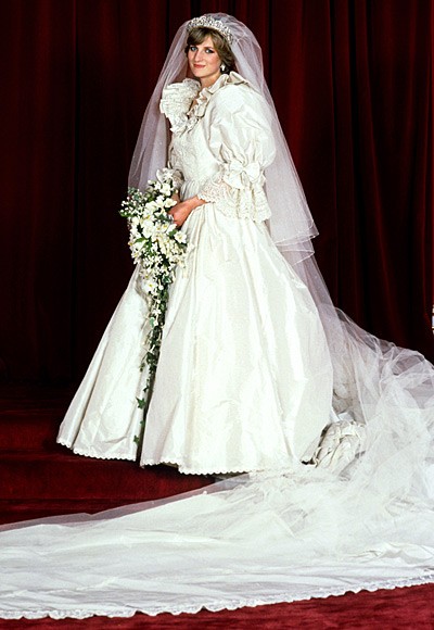 Không thể bỏ qua chiếc váy cưới Công nương đã mặc trong ngày trọng đại của mình. Chiếc váy thực chất khá đơn giản với chất liệu lụa dệt đặc trưng của nước Anh và điểm nhấn nằm ở phần khăn voan dài đến 25 foots.