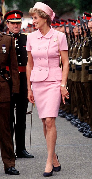 Đến thăm đơn vị quân đội quốc gia, Công nương thật trang nhã với bộ trang phục màu hồng của Gianni Versace.